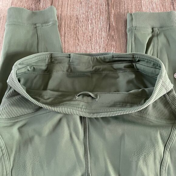 Lululemon Train Free High-Rise Crop Tight Legging in Algae Green - Size: 6 - Picture 7 of 13